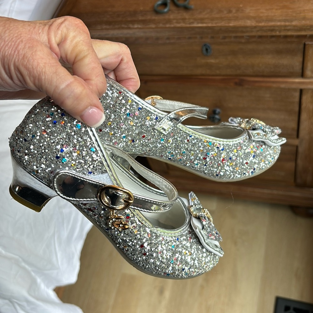 💃🏼 Cadidi Dinos little girls, sparkly shoes, excellent condition! Size 4